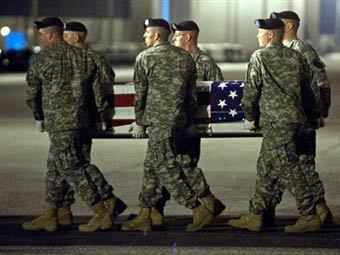 Солдаты несут гроб с телом погибшего военнослужащего на авиабазе в США. Фото ©AFP