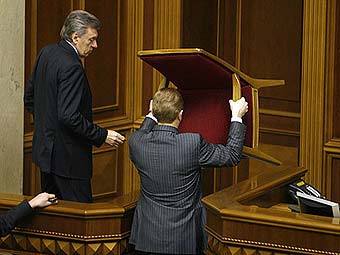 Депутаты Рады от Партии регионов блокируют стулом президиум. Архивное фото Юрия Тимошенко, Цензор.нет