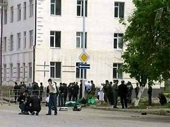 На месте взрыва у здания МВД Чечни. Кадр "Первого канала"