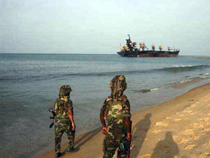 Ланкийские военные на побережье. Фото ©AFP 