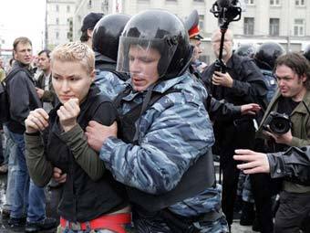 Задержание одной из участниц гей-парада в Москве в 2006 году, архивное фото ©AFP