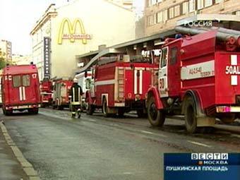 Пожарные машины у "Макдоналдса" на Пушкинской площади. Кадр телеканала "Россия"
