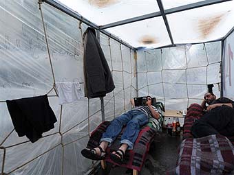 Клетка оппозиционеров в центре Тбилиси. Фото ©AFP