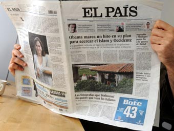 Номер El Pais с фотографиями виллы Берлускони на Сардинии. Фото ©AFP, архив