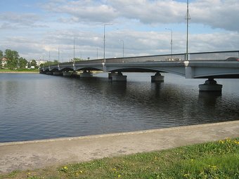 Мост через реку Ижору. Фото пользователя Peterburg23 с сайта Википедии