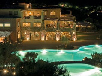  Colonna Pevero.    www.colonnapeverohotel.it