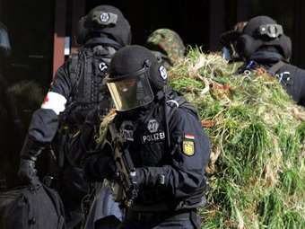   GSG9.  ©AP