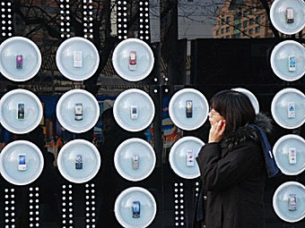 Магазин мобильных телефонов в Пекине. Фото ©AFP