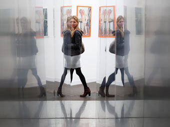 Посетительница на арт-ярмарке Frieze, 2011 год. Фото Reuters