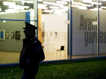 Полицейский у музея Kusthal в Роттердаме. Фото ©AFP