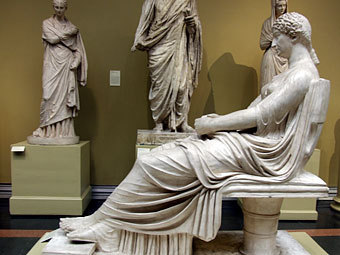 Сидящая статуя Агриппины Младшей. Фото с сайта wikipedia.org, пользователя shakko