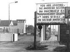 КПП "Чарли", фото с сайта dailysoft.com/ berlinwall
